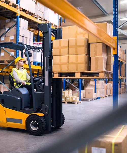 Eine Schuon-Logistik-Mitarbeiterin im Lager bearbeitet Logistik-Aufträge